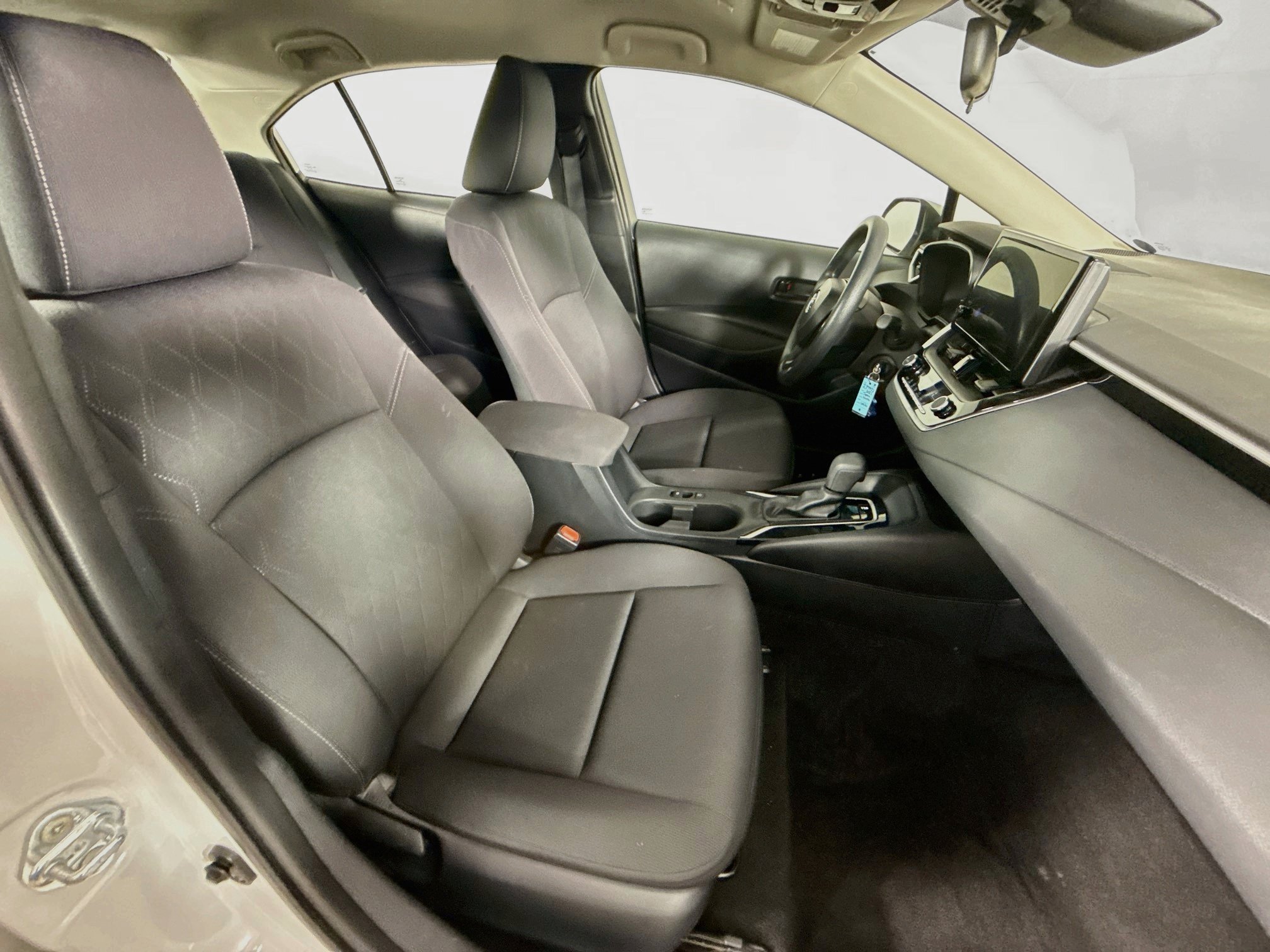 Used 2025 Toyota Corolla LE FWD image 33