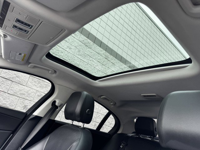 Used 2019 Jaguar XE Premium image 18