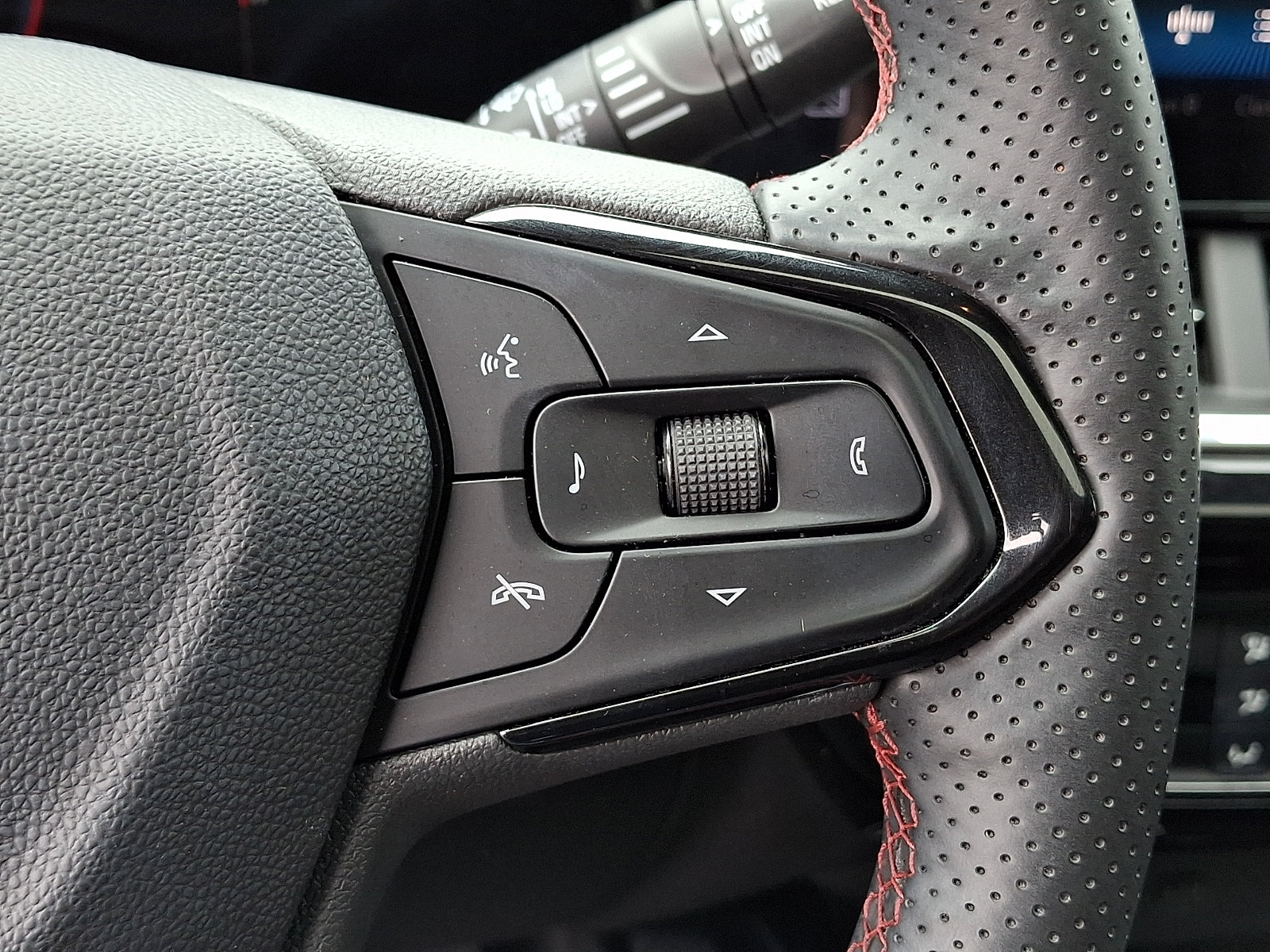 Used 2025 Chevrolet Trax RS w/ Sunroof Package FWD image 23