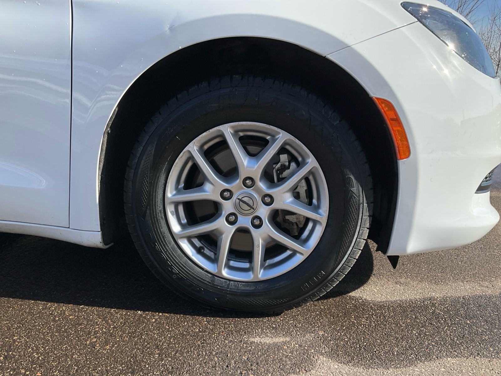 Used 2022 Chrysler Voyager LX image 22