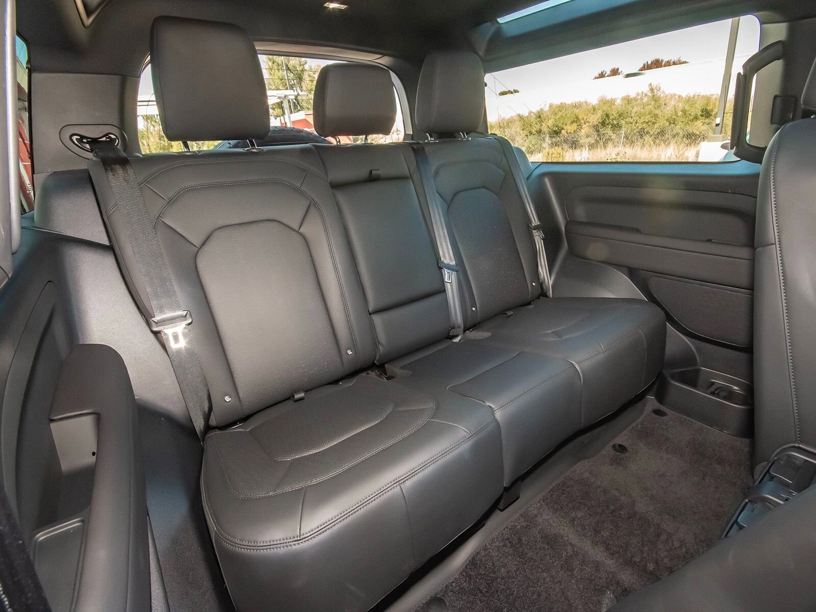 Used 2025 Land Rover Defender 90 S image 47