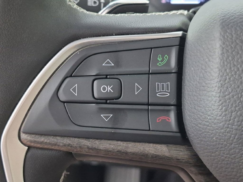 Used 2024 Jeep Grand Cherokee Limited w/ Black Appearance Package AWD/4WD image 19