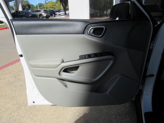 Used 2023 Kia Soul LX w/ LX Technology Package image 11