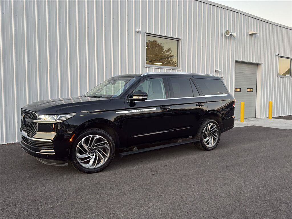 Used 2025 Lincoln Navigator Reserve AWD/4WD image 7
