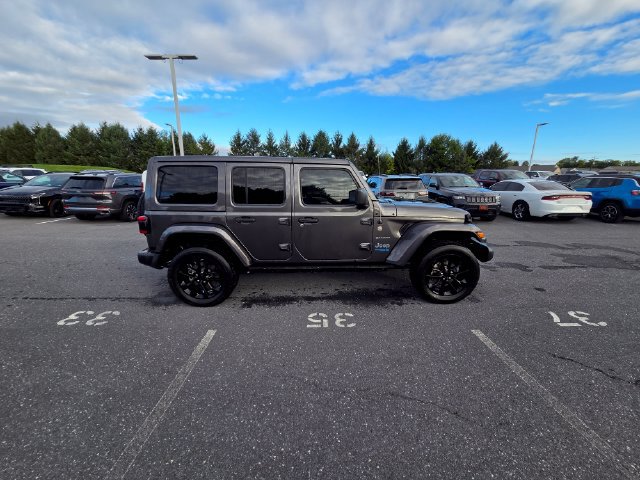 Used 2022 Jeep Wrangler Unlimited Sahara w/ Cold Weather Group AWD/4WD image 18