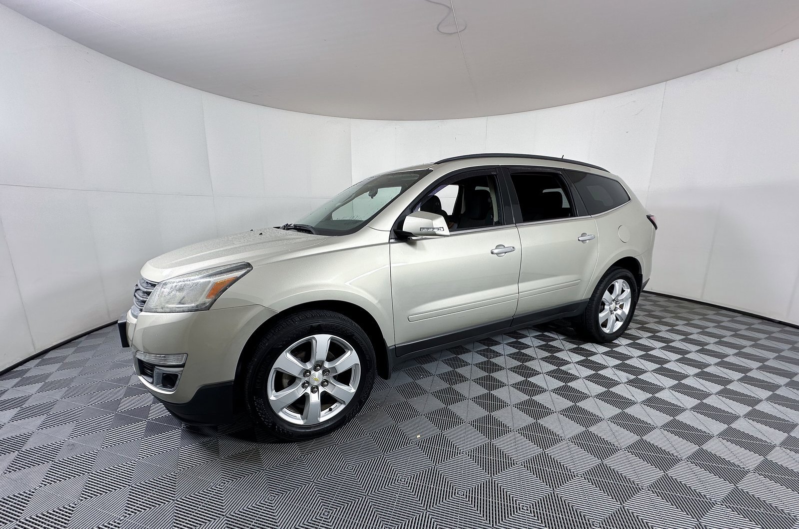 Used 2016 Chevrolet Traverse LT w/ Style and Technology Package image 3