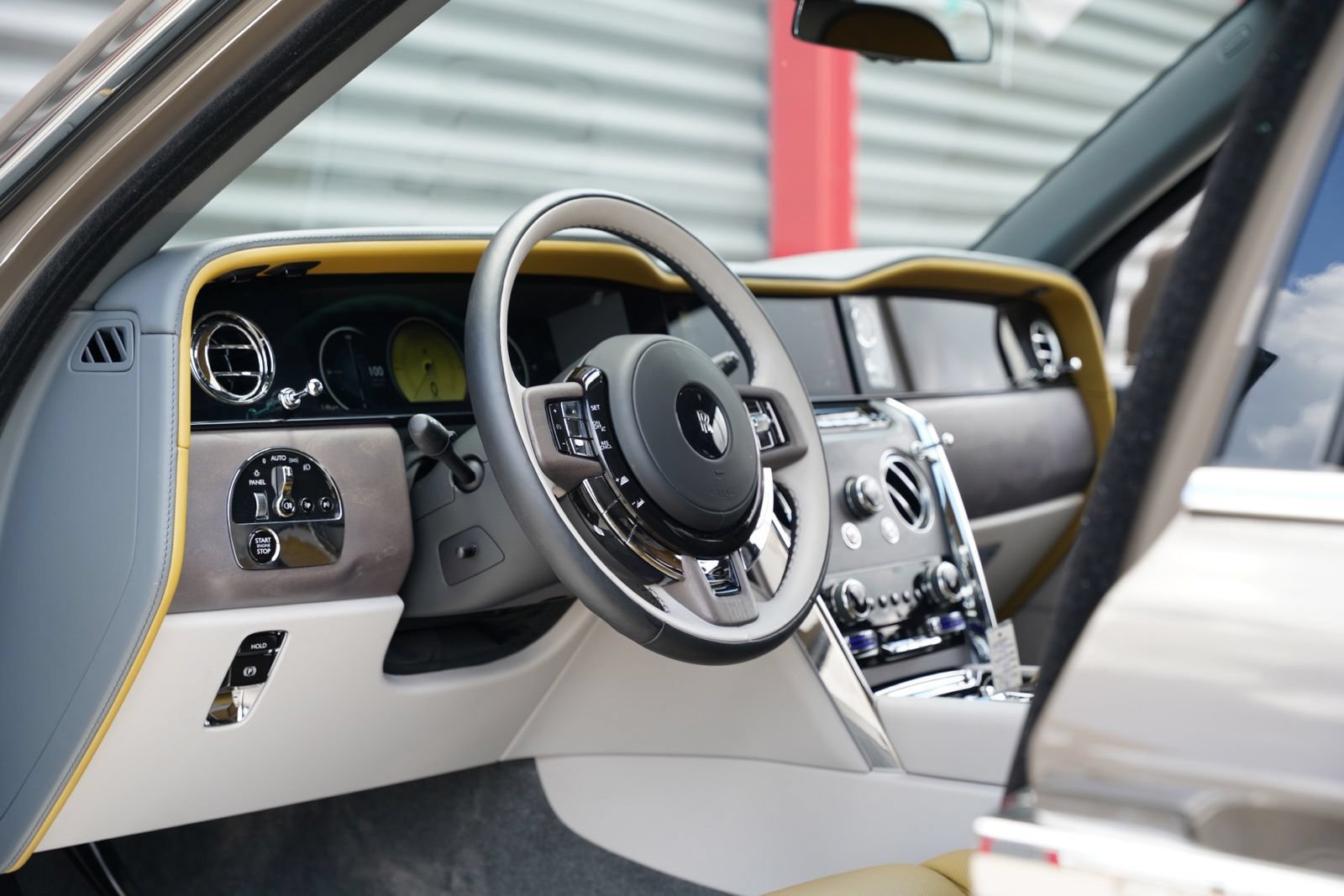 Used 2025 Rolls-Royce Cullinan AWD/4WD image 3