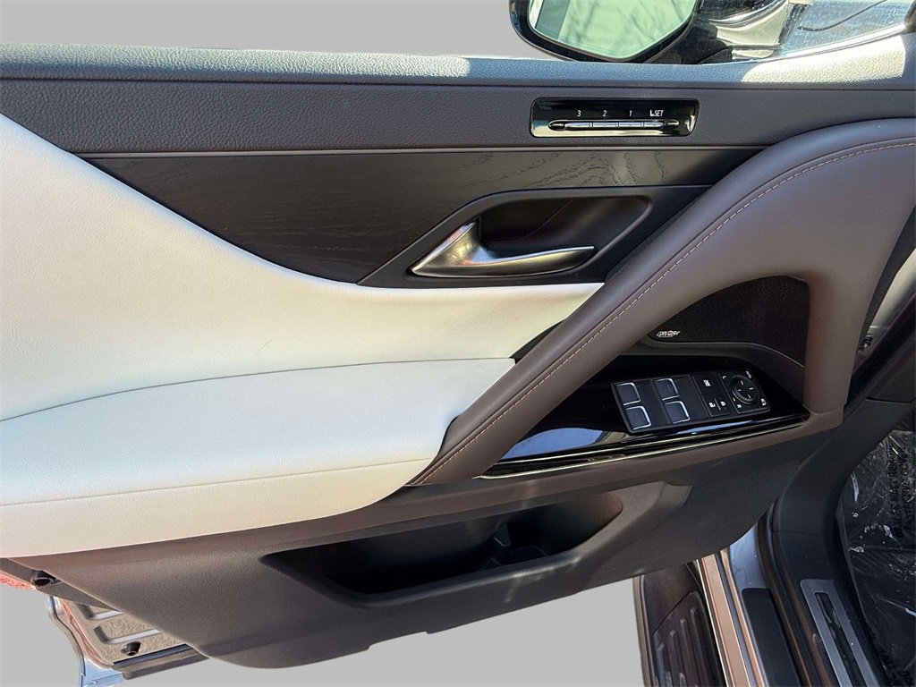 Used 2024 Lexus LX 600 4WD w/ Luxury Package image 21