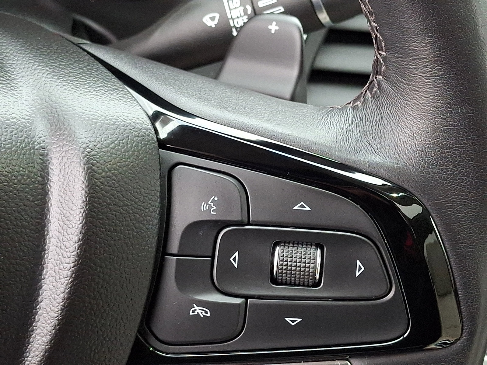 Used 2023 Buick Enclave Essence w/ Experience Buick Package image 24
