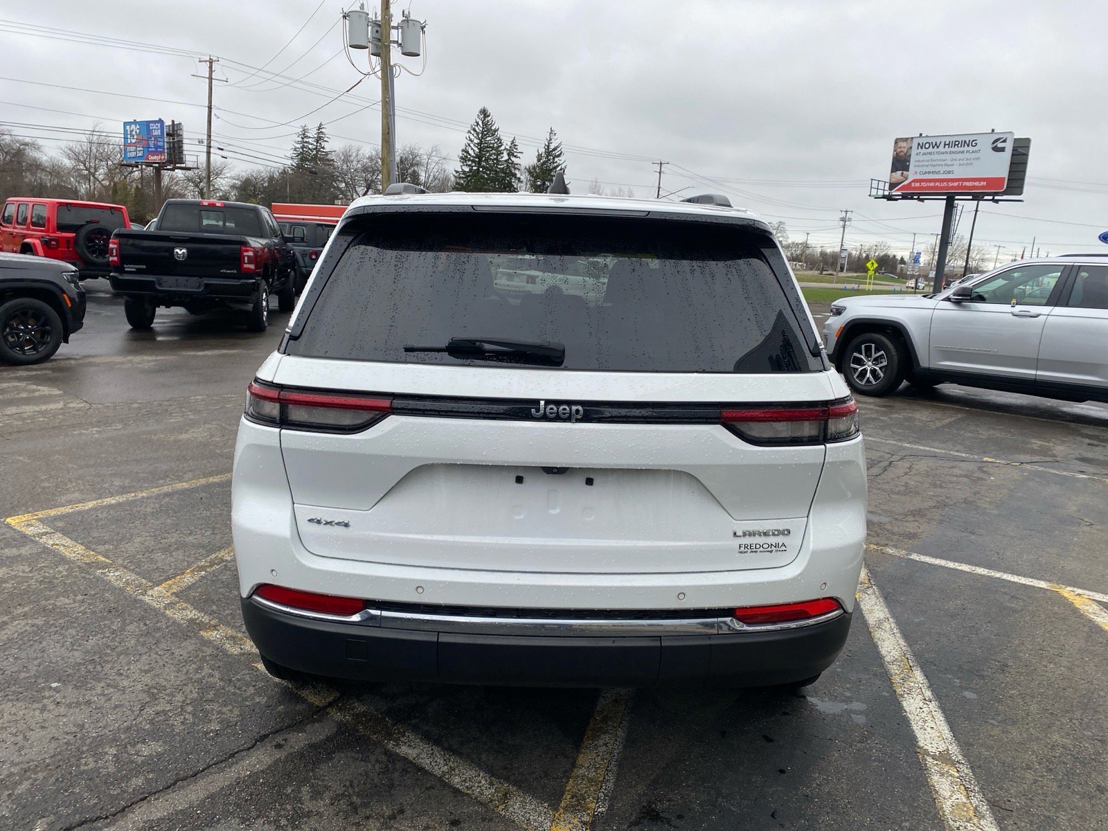 Used 2023 Jeep Grand Cherokee Laredo AWD/4WD image 4