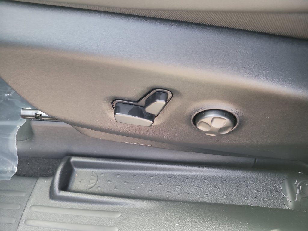 New 2027 Chrysler Pacifica Select w/ Family Tech Group FWD image 22