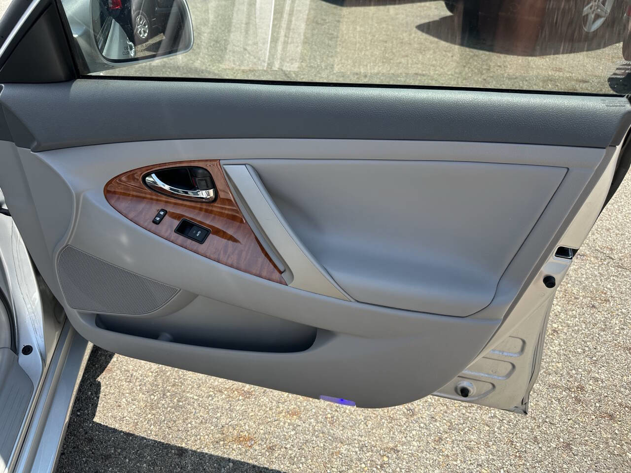 Used 2010 Toyota Camry LE FWD image 23
