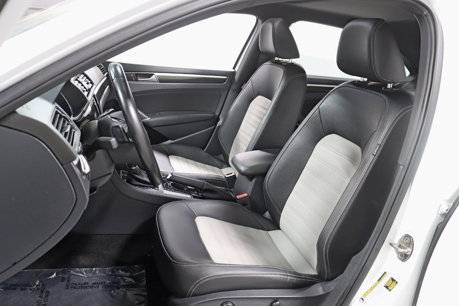 Used 2018 Volkswagen Passat 3.6 FWD image 23