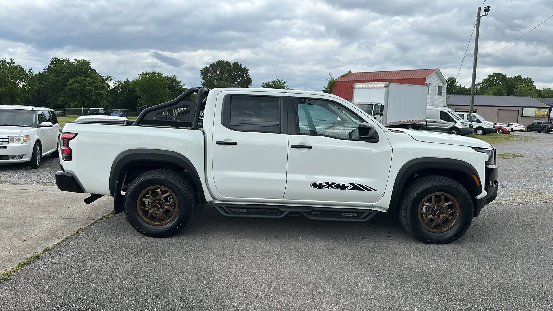 Used 2024 Nissan Frontier SV image 3