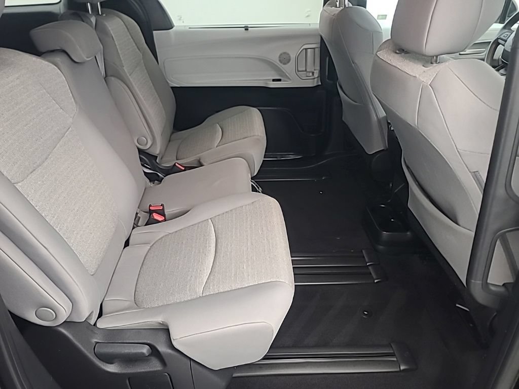 Used 2025 Toyota Sienna LE FWD image 18