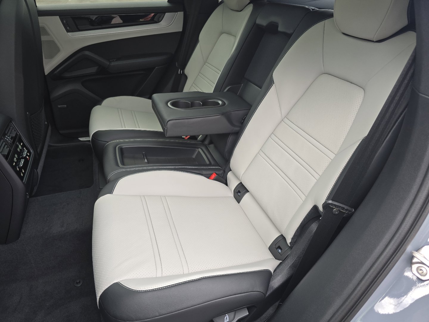 Used 2026 Porsche Cayenne Coupe image 40