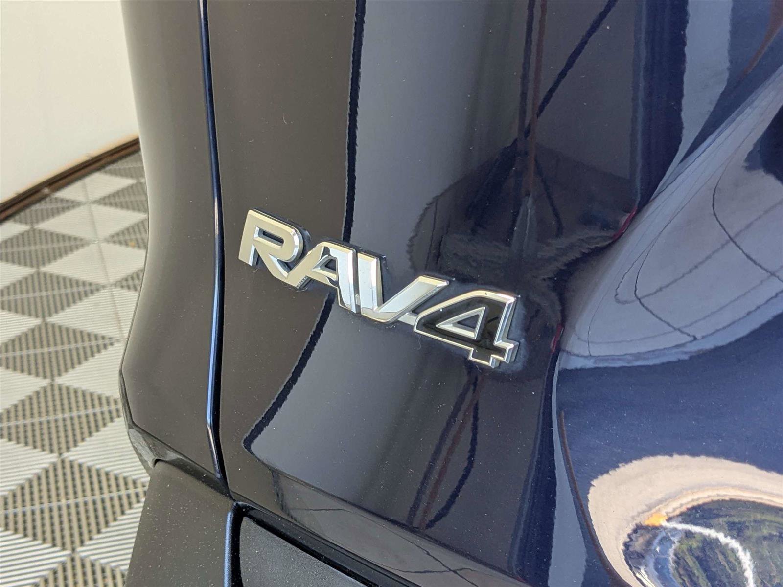 Used 2020 Toyota RAV4 Limited FWD image 9