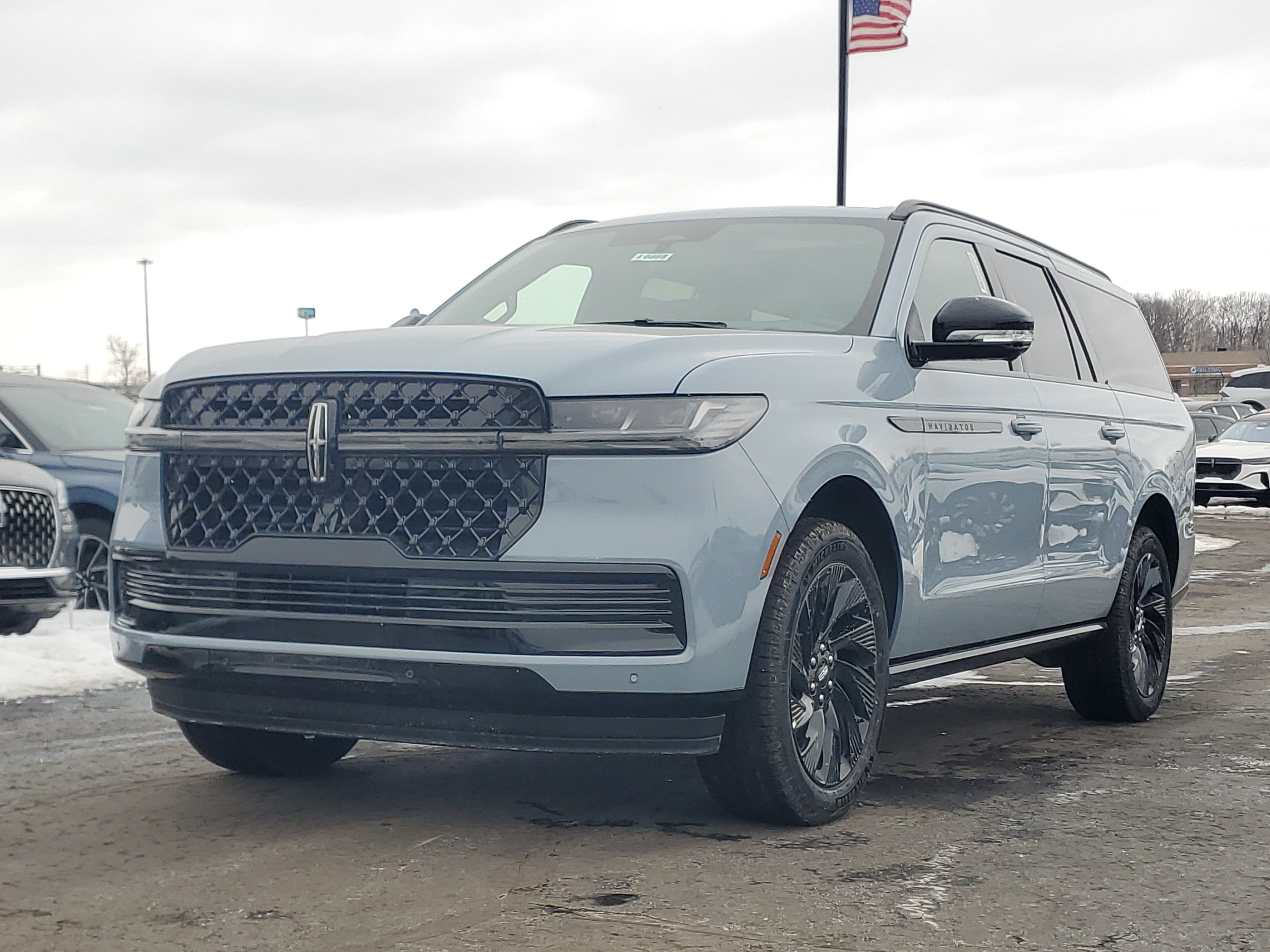 New 2026 Lincoln Navigator L Reserve w/ Jet Appearance Package AWD/4WD image 2
