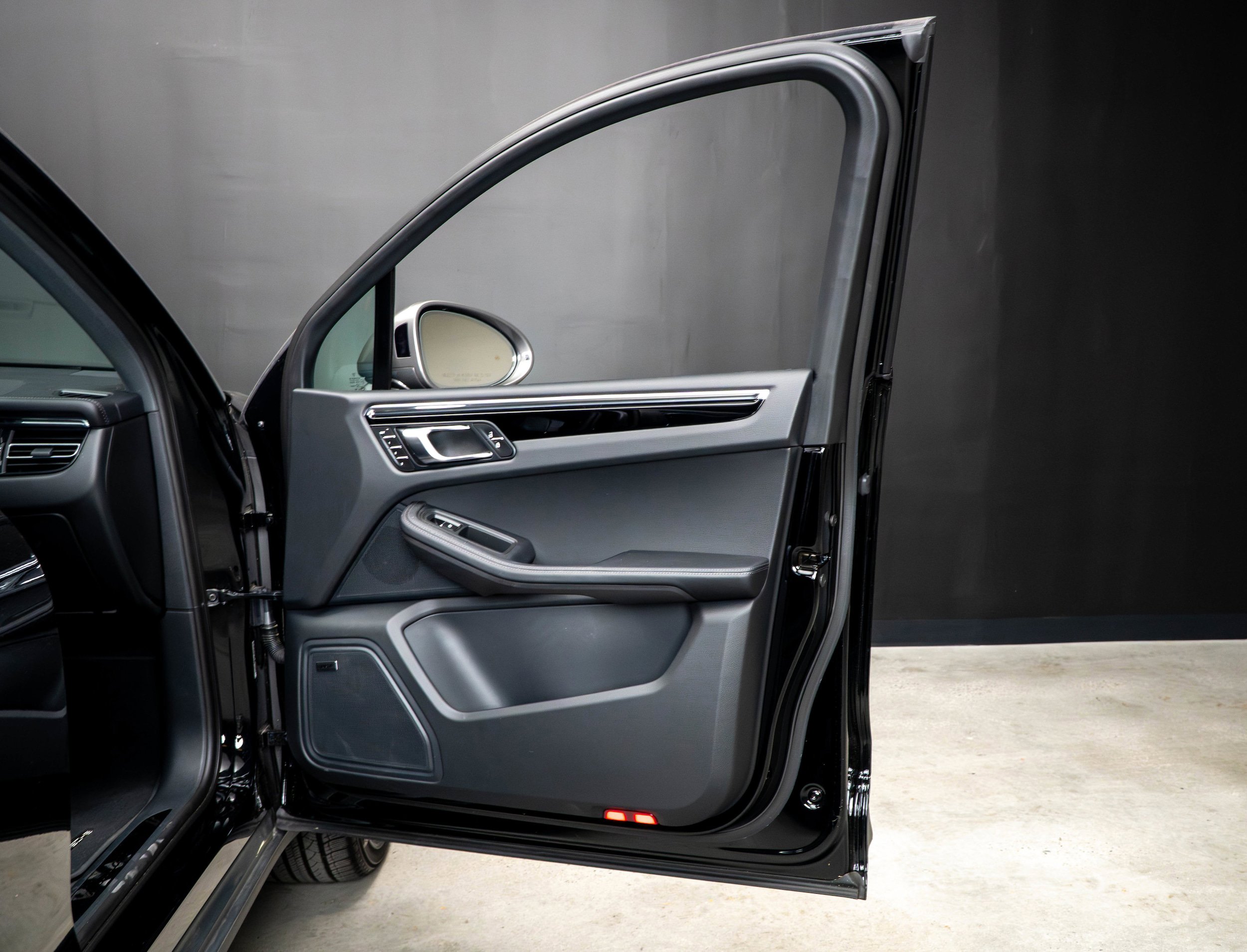 Certified 2025 Porsche Macan Turbo image 35