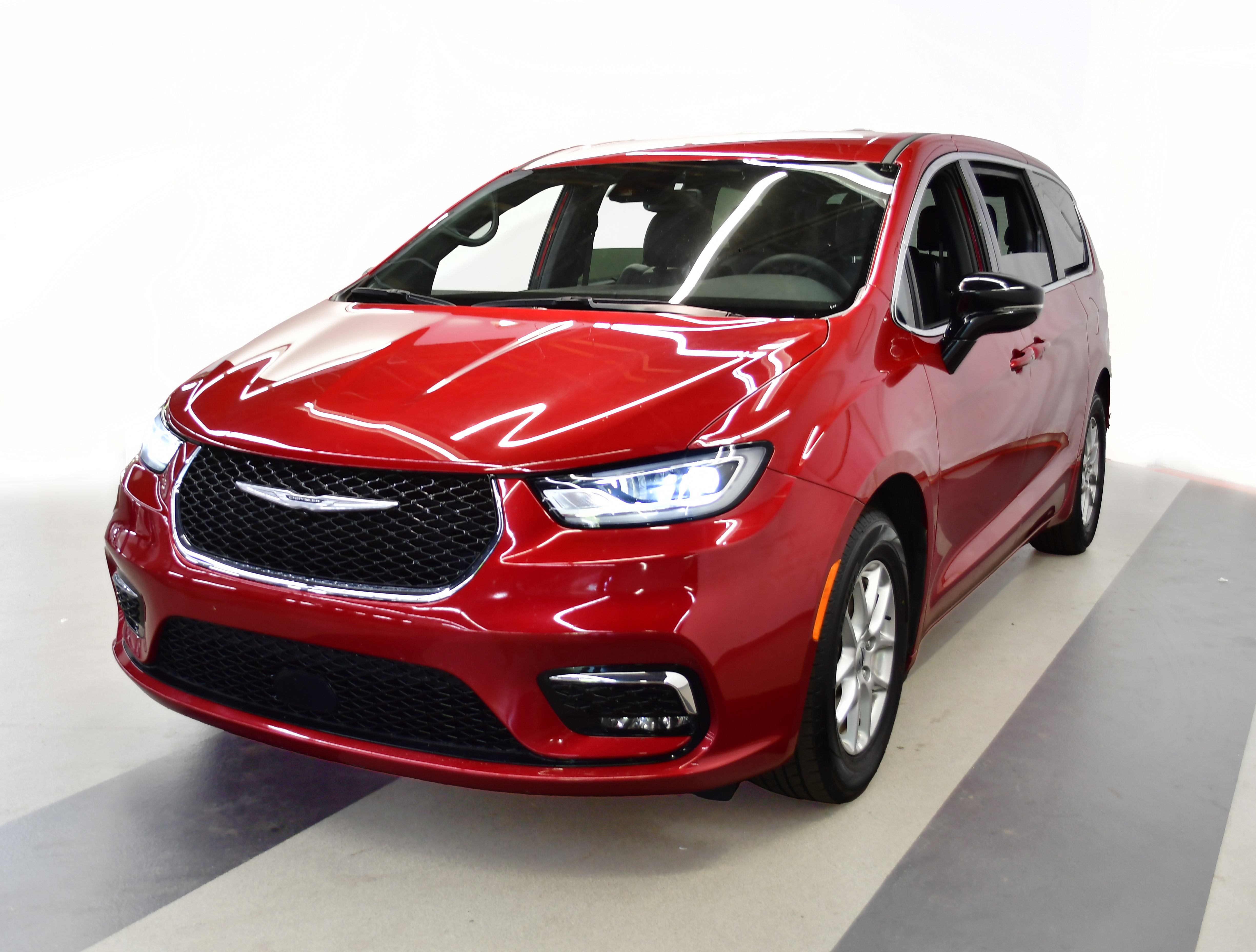 Used 2025 Chrysler Pacifica Select FWD image 4
