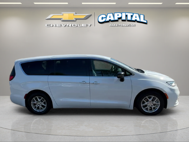 Used 2025 Chrysler Pacifica Select FWD image 6