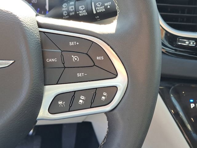 Used 2024 Chrysler Pacifica Touring-L image 12