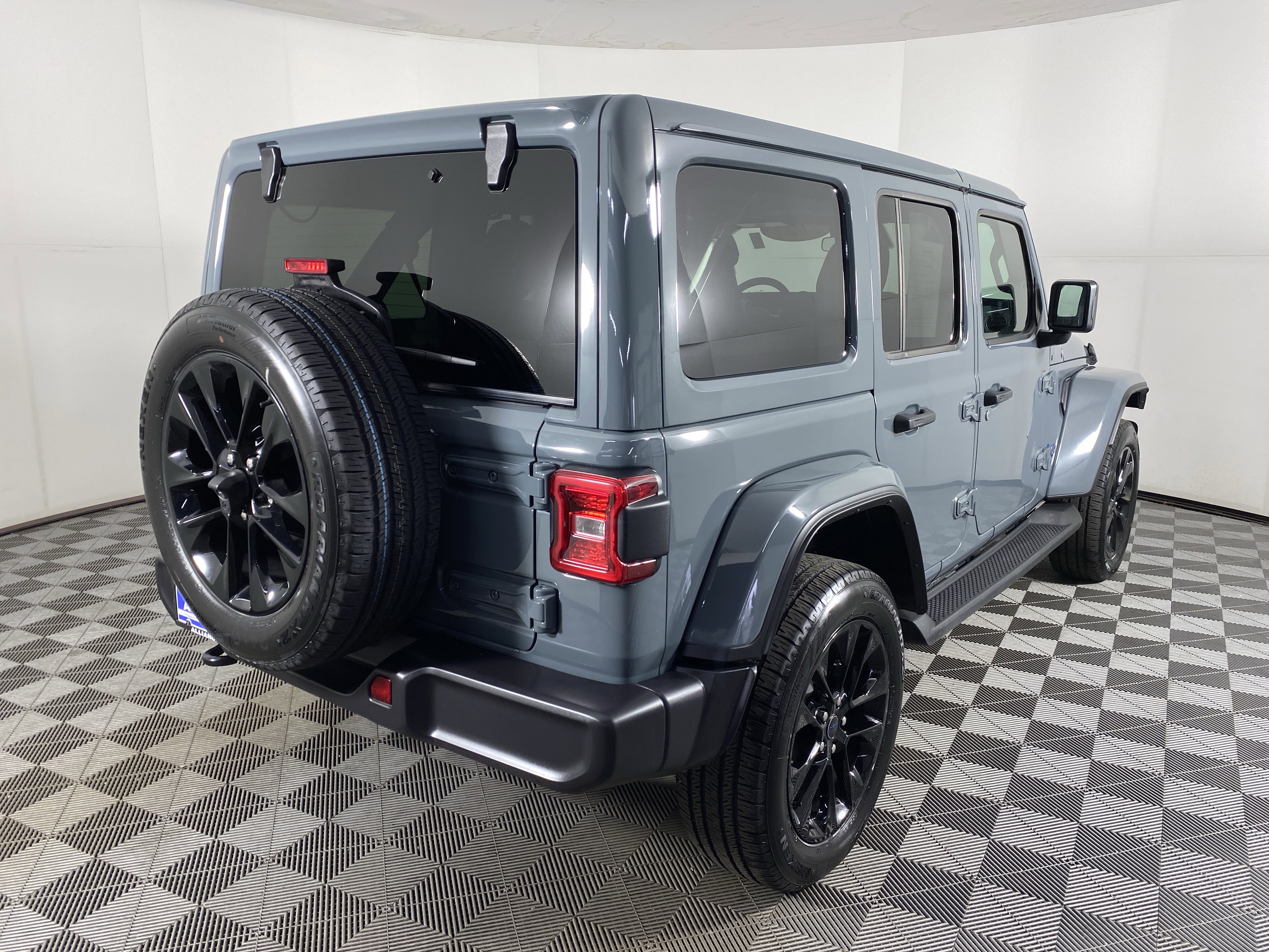 Used 2025 Jeep Wrangler Sahara image 7