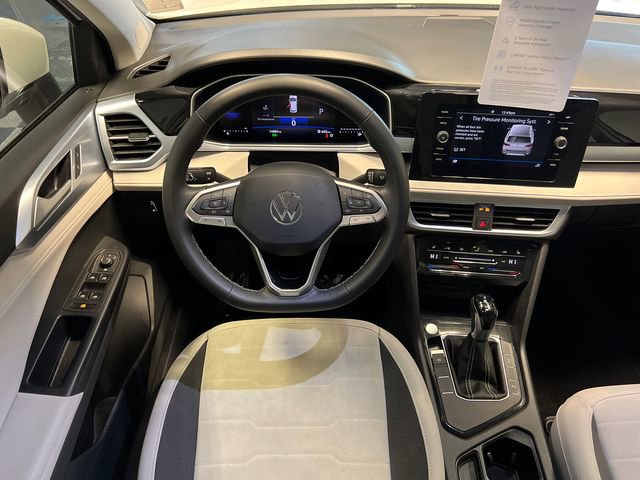 Certified 2025 Volkswagen Taos SE FWD image 18