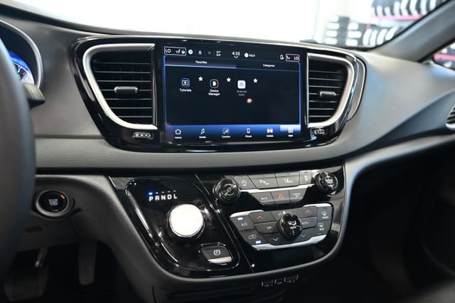 Used 2025 Chrysler Pacifica Select FWD image 16