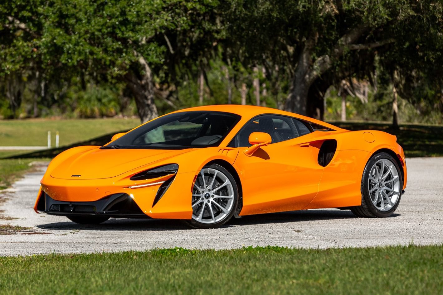 Used 2024 McLaren Artura RWD image 13