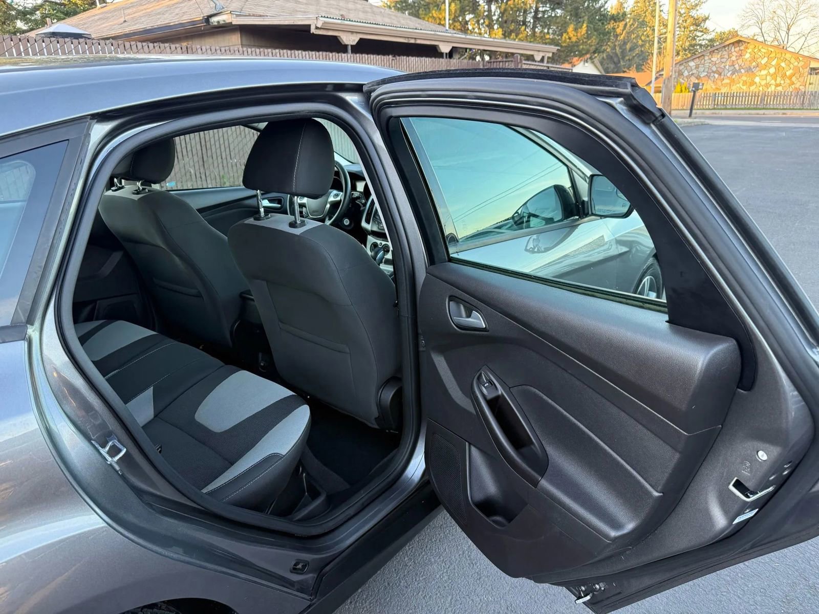 Used 2014 Ford Focus SE w/ SE Sport Package image 12