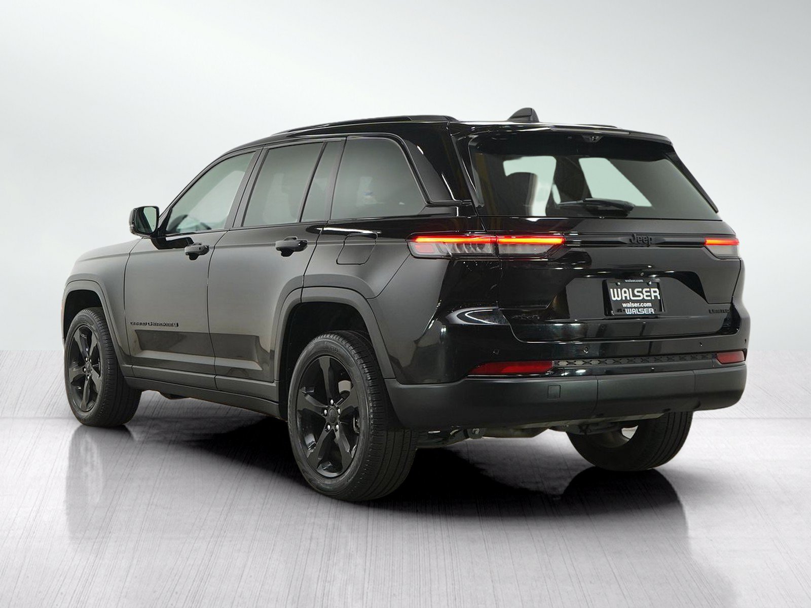 Used 2023 Jeep Grand Cherokee Limited w/ Luxury Tech Group II AWD/4WD image 4