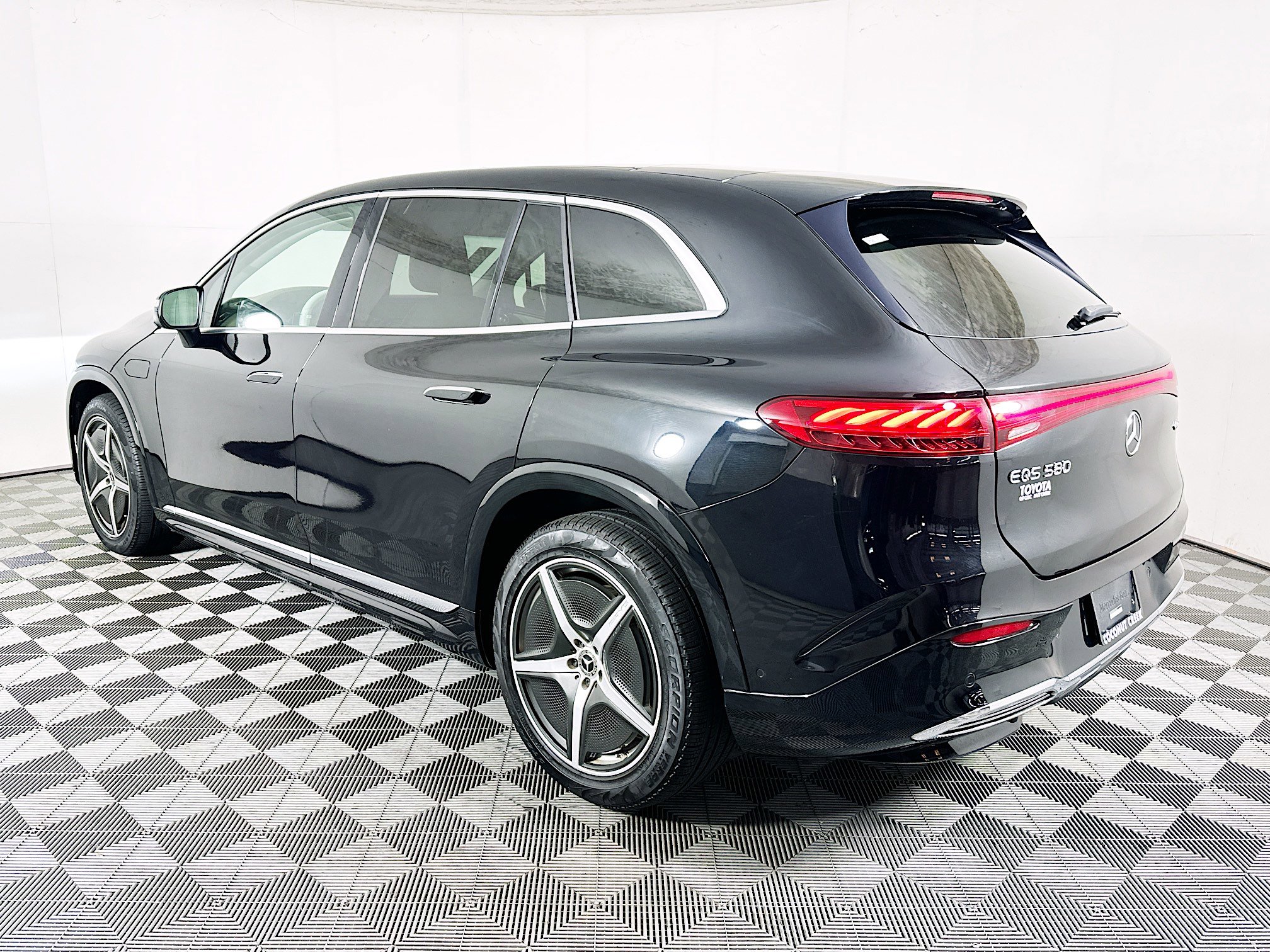 Used 2023 Mercedes-Benz EQS 580 4MATIC SUV image 5