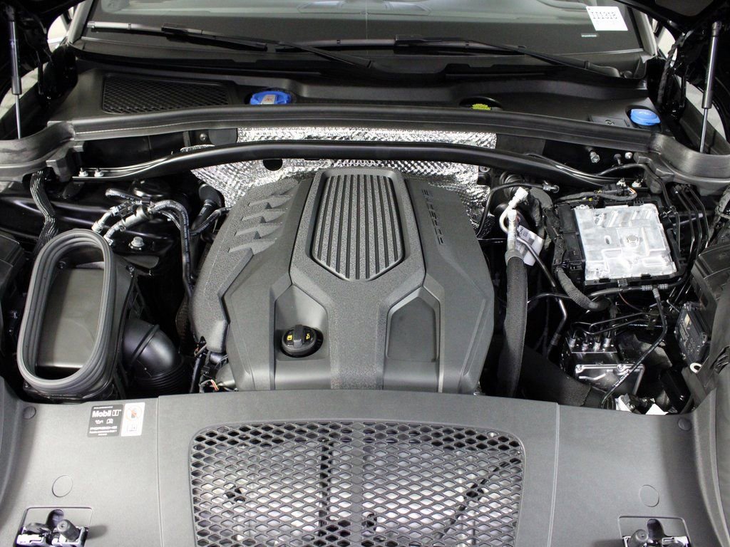 Certified 2025 Porsche Macan image 40