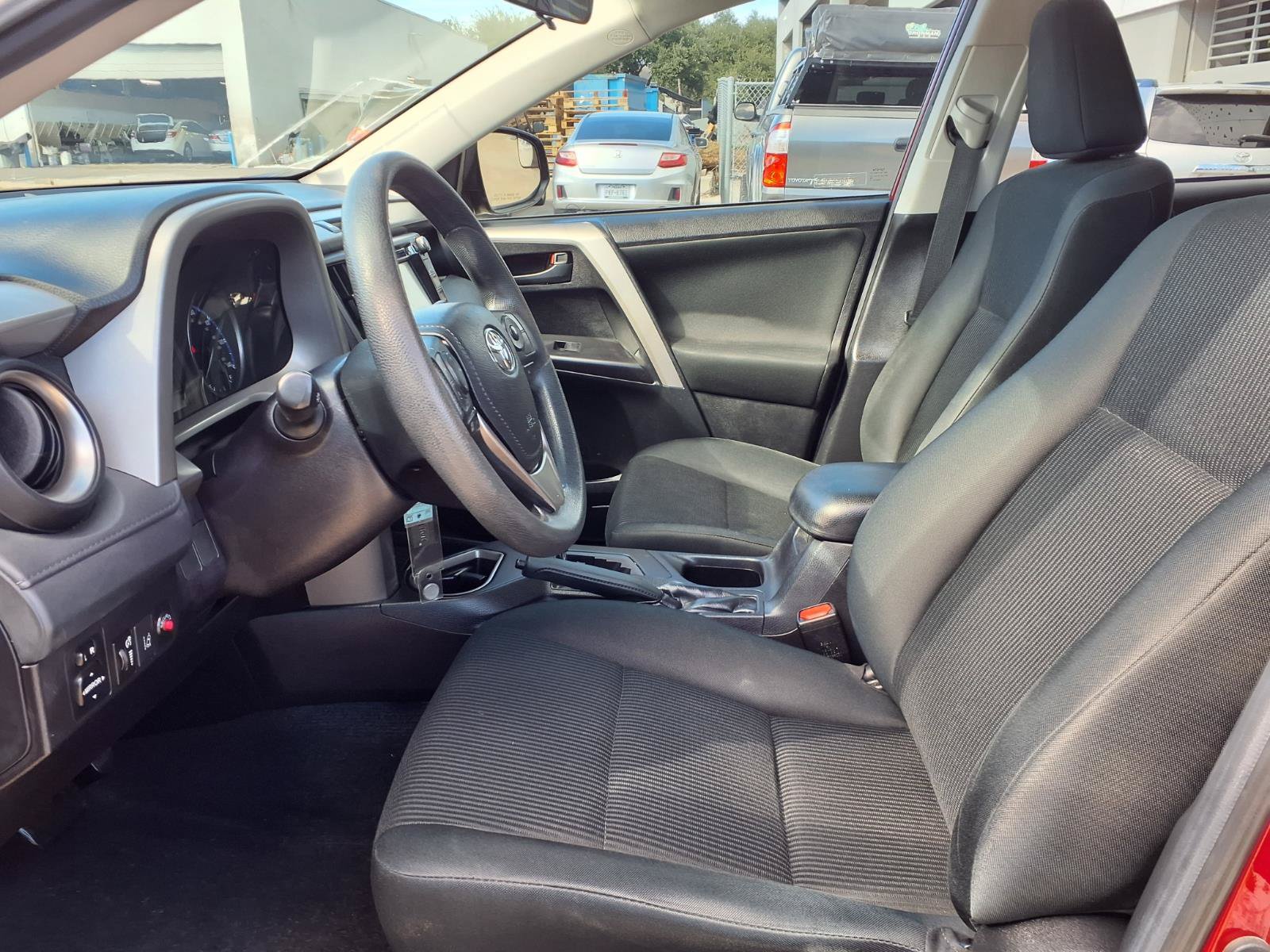 Used 2018 Toyota RAV4 LE FWD image 20
