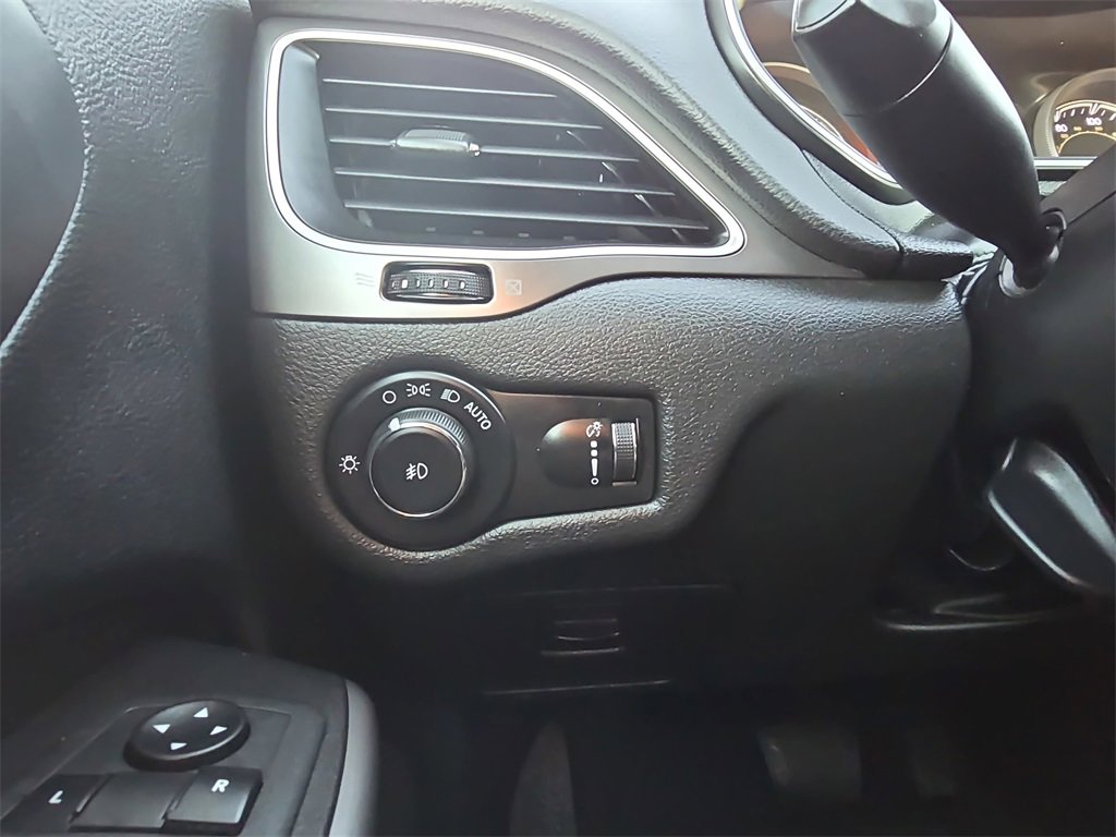 Used 2019 Jeep Cherokee Latitude w/ Popular Appearance Group image 26