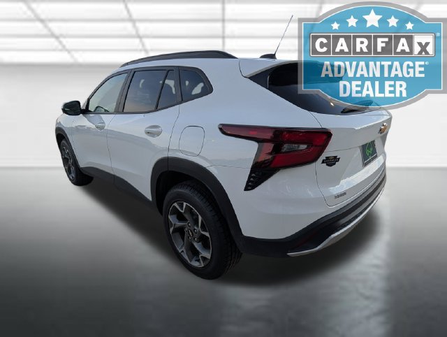 Used 2025 Chevrolet Trax LT FWD image 2