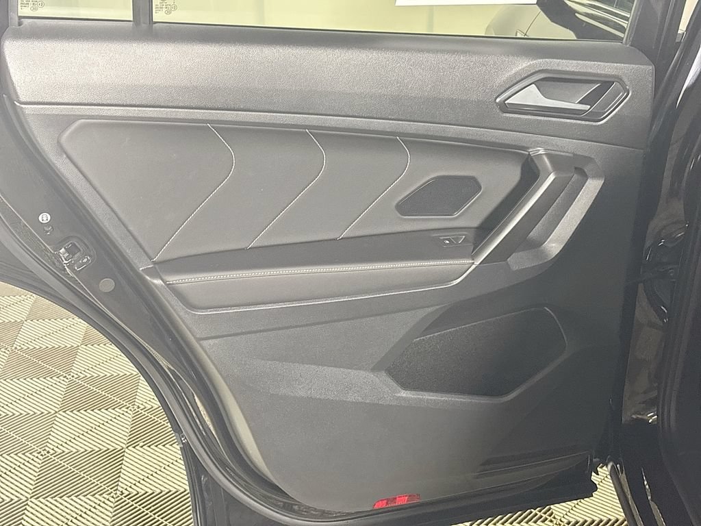 Certified 2022 Volkswagen Tiguan SE w/ Panoramic Sunroof Package AWD/4WD image 20