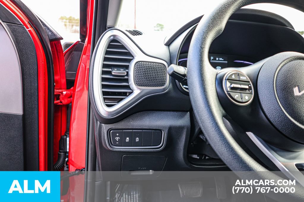 Used 2025 Kia Soul LX w/ LX Technology Package FWD image 27