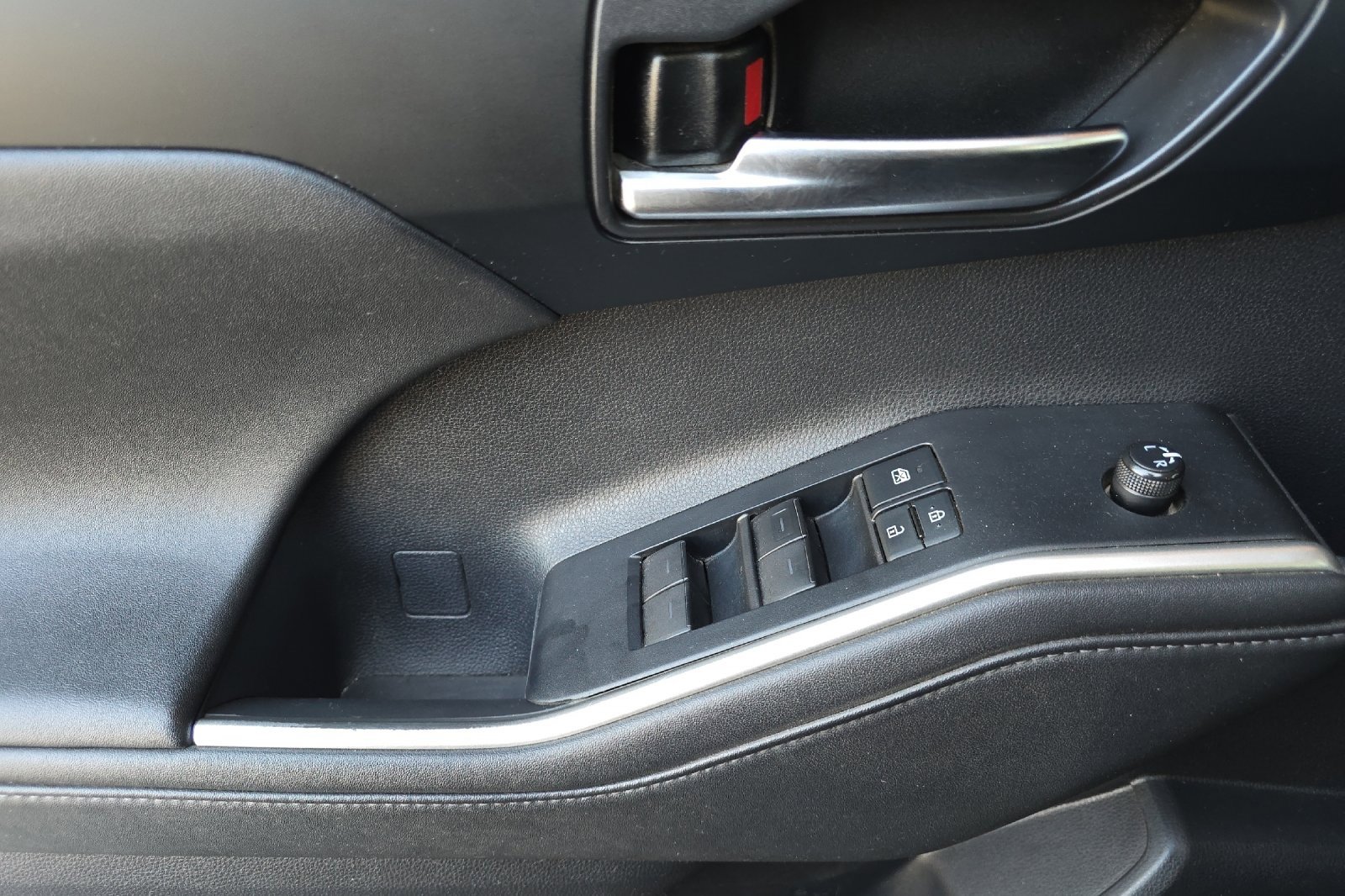 Used 2020 Toyota Highlander XLE image 12