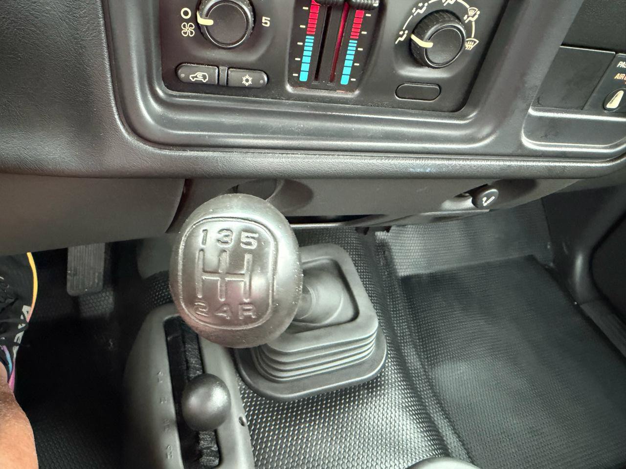 Used 2005 Chevrolet Silverado 2500 W/T AWD/4WD image 14