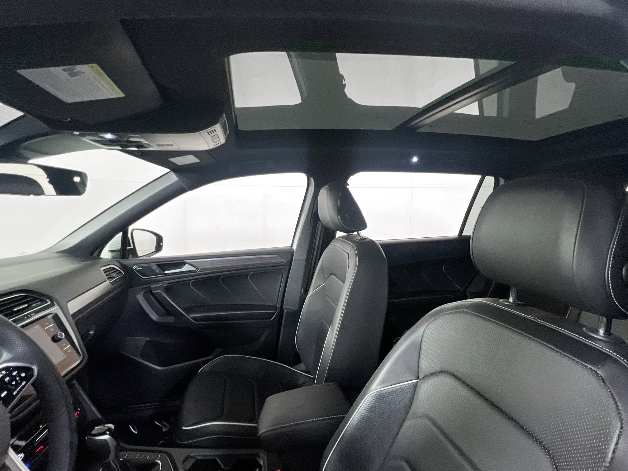 Used 2022 Volkswagen Tiguan SEL R-Line image 22