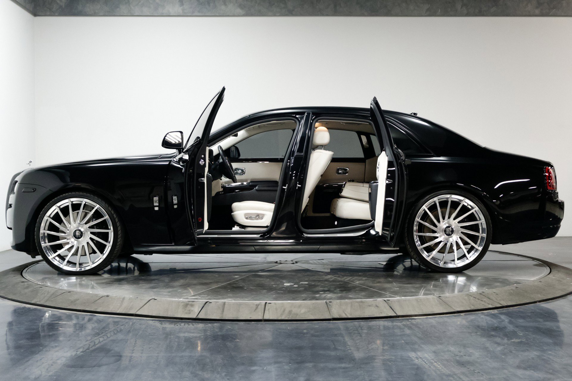 Used 2015 Rolls-Royce Ghost image 20