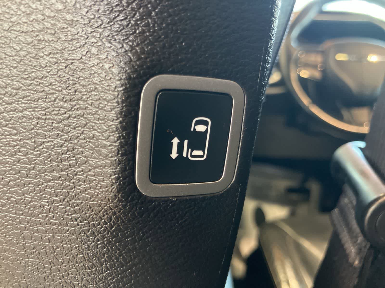 Used 2020 Chrysler Pacifica Touring-L FWD image 34