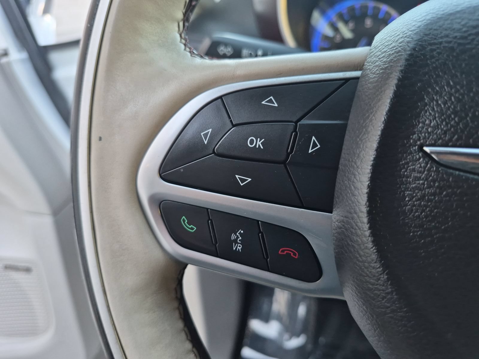 Used 2017 Chrysler Pacifica Limited FWD image 22
