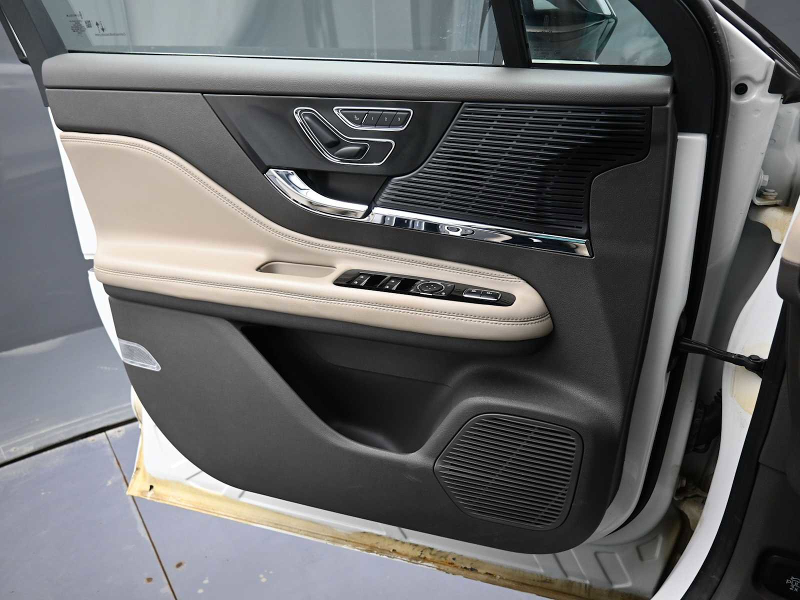 Used 2022 Lincoln Corsair AWD w/ Equipment Group 101A image 11