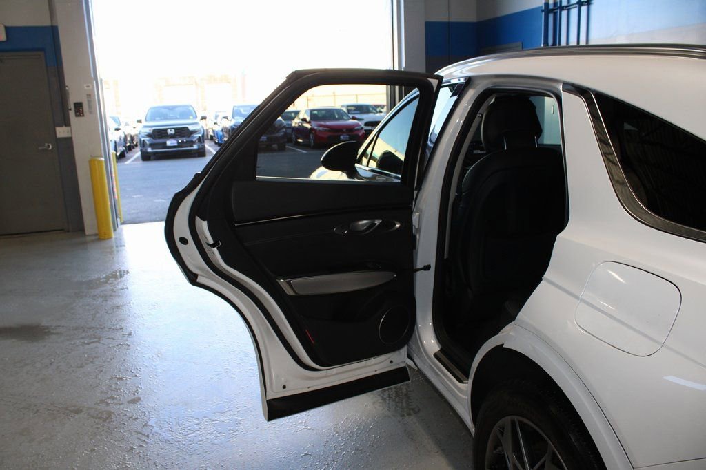 Used 2023 Genesis GV70 2.5T w/ Select Package image 18