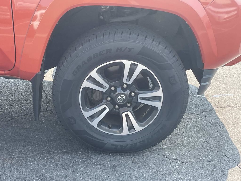 Used 2016 Toyota Tacoma TRD Sport AWD/4WD image 10
