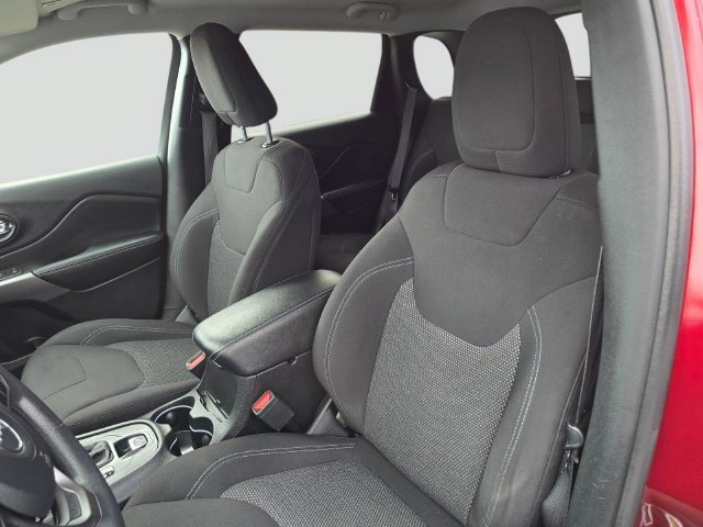 Used 2019 Jeep Cherokee Latitude w/ Popular Appearance Group FWD image 21