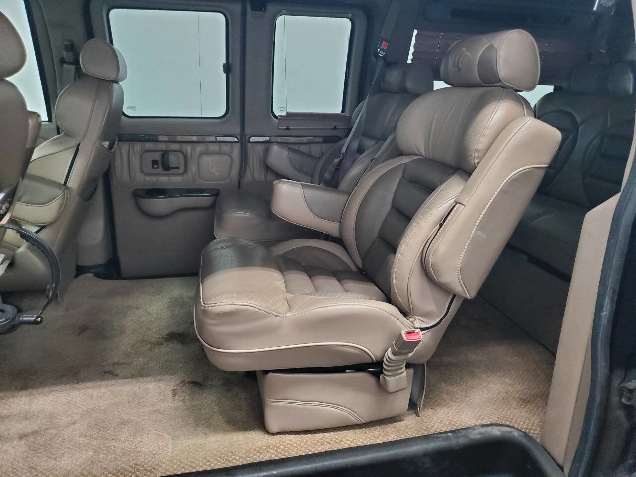 Used 2006 Chevrolet Express 1500 w/ Preferred Equipment Group RWD image 11
